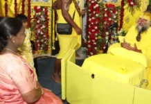 संत प्रेमानंद महाराज के आश्रम पहुंचीं राष्ट्रपति द्रौपदी मुर्मू, की आध्यात्मिक चर्चा
