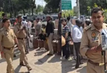 ऑनलाइन बुकिंग न होने से गैस एजेंसी के बाहर उमड़ रही उपभोक्ताओं की भारी भीड़