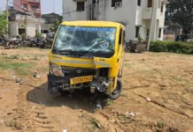 स्कूल वाहन का स्टेयरिंग फेल होने से हादसा, जुगाड़ चालक की मौत एक घायल