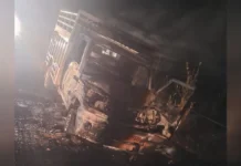 चलती पिकअप में लगी आग, चालक ने कूदकर बचाई जान