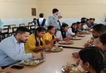 जिलाधिकारी ने छात्राओं के साथ बैठकर किया भोजन, जांची गुणवत्ता