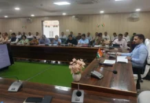 लापरवाही, देरी या घटिया सामग्री मिलने पर सख्त कार्रवाई, डीएम ने दी चेतावनी