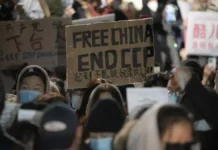 चीन के कई हिस्सों में सड़कों पर उतरी जनता, पुलिस के साथ झड़प