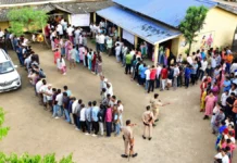 असम, केरल और पुडुचेरी के मतदाताओं का जोश हाई, वोटिंग सेंटर पर लगी लंबी लाइनें