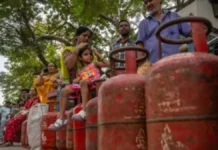 ग्रामीण क्षेत्रों की गैस एजेंसियों में लग रहीं कतारें, 40 दिन में बुकिंग के नियम से बढ़ी समस्या