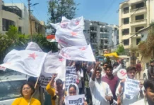 प्राइवेट स्कूल के खिलाफ छात्रों का प्रदर्शन, फीस रेगुलेशन कानून की मांग