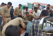 स्कूल बस और मोटर साइकिल में भीषण टक्कर, दो बच्चों समेत एक व्यक्ति की मौत, कई घायल