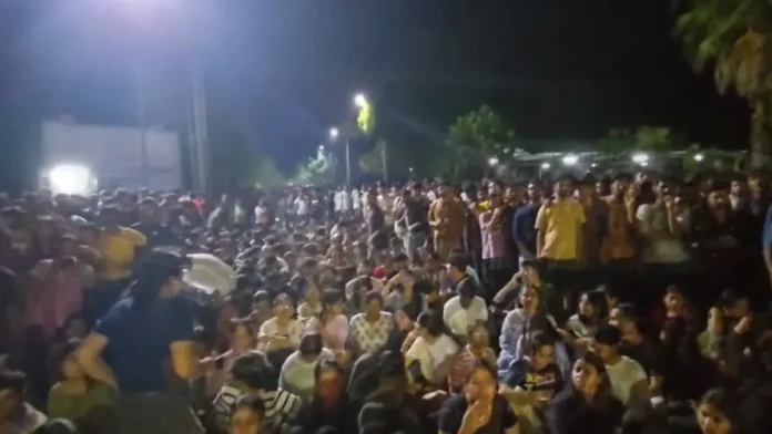 धरने पर बैठे छात्र