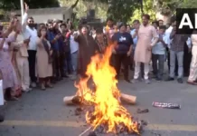 राहुल गांधी के घर के बाहर BJP का जोरदार प्रदर्शन, जलाया पुतला