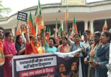 प्रधानमंत्री पर सपा सांसद की टिप्पणी पर भाजपाइयों में आक्रोश, सड़क पर उतरे नेता