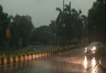 दिल्ली में बदला मौसम, आंधी और गरज-चमक के साथ शुरू हुई बारिश