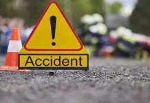 जालौन में पेड़ से टकराकर खाई में पलटी कार, दो की मौत