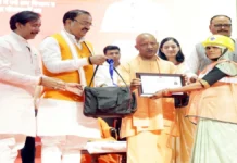 सीएम से सम्मान पाकर भावुक हुए श्रमिक, साझा की जिंदगी में बदलाव की कहानी