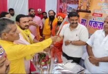 अयोध्या से पहुंचे संतों ने फरसा भेंटकर सदर विधायक पंकज गुप्ता का किया अभिनंदन