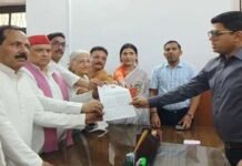 विवादित पोस्टर मामले में सपा का प्रदर्शन, डीएम-एसपी को सौंपा ज्ञापन