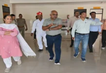 डीएम ने किया बिठूर सीएचसी का औचक निरीक्षण, तीन कार्मिकों से मांगा स्पष्टीकरण