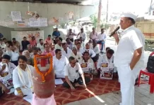 कानपुर में कांग्रेसियों का अनोखा प्रदर्शन, रसोई गैस मूल्यवृद्धि के विरोध में सिलेंडर को दी श्रद्धांजलि