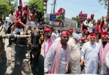 महंगाई के खिलाफ सपा का प्रदर्शन, बैलगाड़ी पर बैठकर कलेक्ट्रेट पहुंचे सपाई