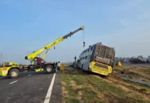गंगा एक्सप्रेसवे पर डिवाइडर से टकराई डबल डेकर बस, 2 यात्रियों की मौत, दो दर्जन घायल