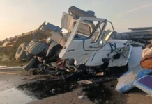 पूर्वांचल एक्सप्रेसवे पर तेज रफ्तार ट्रेलर पलटा, चालक-परिचालक गंभीर घायल