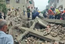 दिल्ली के रोहिणी में निर्माणाधीन बिल्डिंग गिरी, मलबे में कई लोगों के दबे होने की आशंका