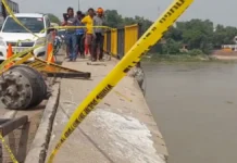 कन्नौज में रेलिंग तोड़कर गंगा नदी में जा गिरा मैदे से लदा ट्रक, एक लापता