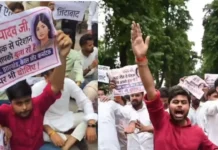 लखनऊ विश्वविद्यालय में पेपर लीक को लेकर छात्रों का प्रदर्शन, पुलिस से धक्का-मुक्की