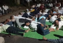 बिजली कटौती से परेशान ग्रामीणों ने बिजली ऑफिस के बाहर लगाया बिस्तर