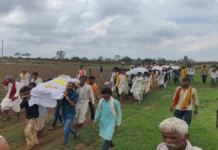 एक ही चिता पर पिता-बेटे समेत 4 लोगों का अंतिम संस्कार, गांव में पसरा मातम