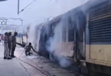 पैसेंजर ट्रेन में लगी भीषण आग, पूरी तरह जलकर खाक हुआ कोच