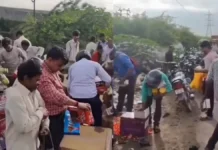 डंपिंग यार्ड में फेंकी चॉकलेट के लिए लूट, कचरे से बीनकर घर ले गए लोग