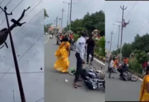 पुष्प वर्षा के दौरान हादसा, हेलीकॉप्टर की हवा से सड़क पर गिरे बाइक सवार