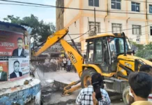 लखनऊ में वकीलों के चैंबर्स पर चला बुलडोजर, अवैध निर्माण को किया जमींदोज