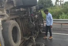 बेकाबू ट्रेलर ने श्रद्धालुओं से भरी ट्रैवलर को मारी टक्कर, दो सगी बहनों समेत 3 की मौत