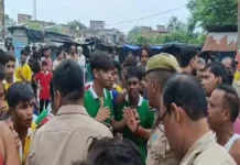 उन्नाव में सड़क पर उतरे सैकड़ों छात्र, विद्यालय की अव्यवस्थाओं को लेकर मोहान चौराहे पर लगाया जाम