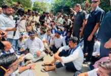 बाराबंकी में चंद्रशेखर रावण के काफिले के सामने आए रोहिणी घावरी के समर्थक, जमकर चले जूते-चप्पल