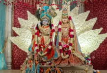 दो लाख की पोशाक पहन बांके बिहारी ने दिए दर्शन, महाभिषेक के बाद होगा विशेष श्रृंगार