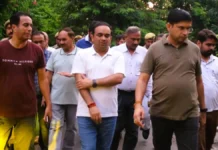 जलभराव वाले क्षेत्रों में पहुंचे जिलाधिकारी, जर्जर मकान होंगे सील
