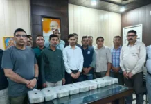 एंटी करप्शन टीम ने खान अधिकारी सुधाकर और बाबू सद्दाम को रिश्वत लेते रंगे हाथ दबोचा