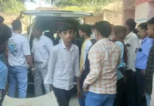 बदायूं में स्कूल बस से बाइक की टक्कर, तीन दोस्तों की मौत