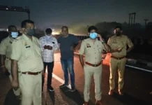 किसान पथ पर फॉर्मलीन भरा टैंकर पलटा, आंखों में जलन और सांस फूलने से दहशत