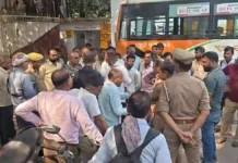 वेतन के लिए दो चालक-परिचालकों ने पेट्रोल डालकर आत्मदाह का किया प्रयास