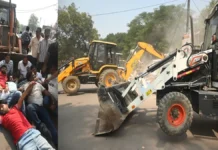 कैसरबाग में वकीलों के अवैध चैंबरों पर चला बुलडोजर, सड़क पर लेटकर जताया विरोध
