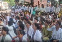 लखनऊ में डिप्टी सीएम ब्रजेश पाठक के आवास पर एएनएम का प्रदर्शन