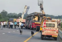 पूर्वांचल एक्सप्रेसवे पर पलटी डबल डेकर बस, 15 यात्री घायल, 2 की हालत बेहद गंभीर